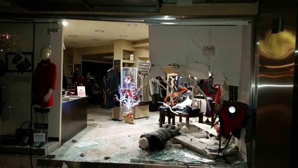 "Τρελή" πορεία αυτοκινήτου, που μπήκε σε βιτρίνα καταστήματος στην Καλαμάτα (φωτογραφίες)