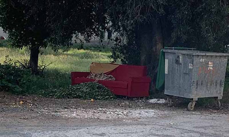 Αλλαξε μόνο το... χρώμα του καναπέ