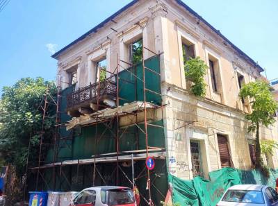 Εγκαταλελειμμένο διώροφο εστία ρύπανσης στο κέντρο της Καλαμάτας