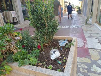 Τις “ βλέπουν” σαν κάδο απορριμμάτων