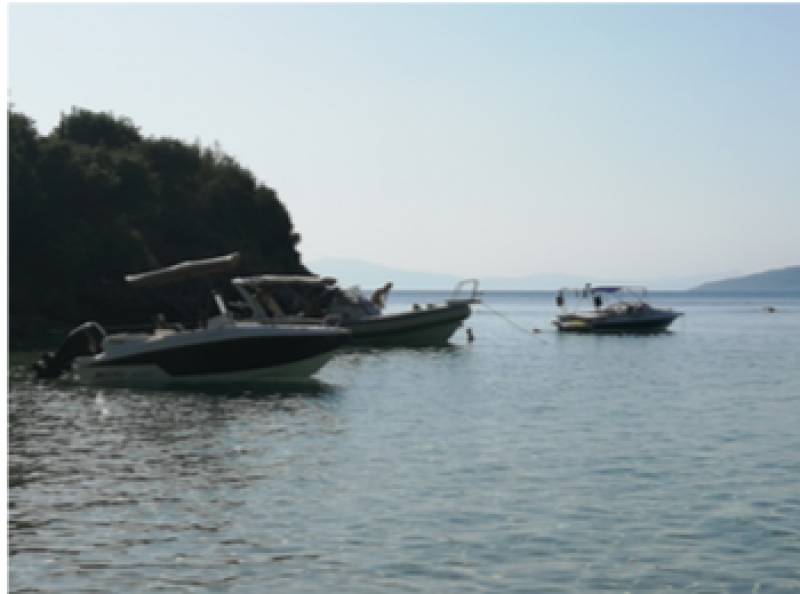 Μεσσηνία: Δύσκολη η συνύπαρξη λουομένων και σκαφών στην Καλόγρια