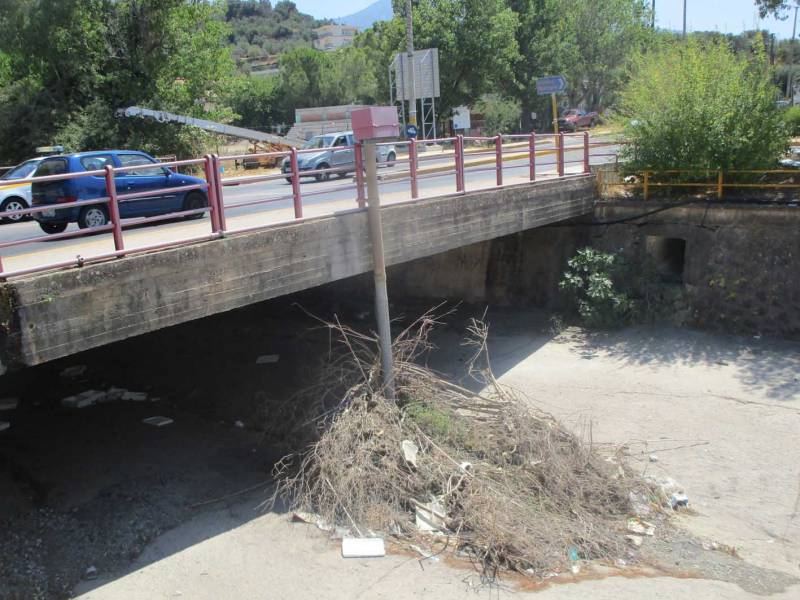 Τα κλαριά σκέπασαν τον μετρητή της στάθμης!