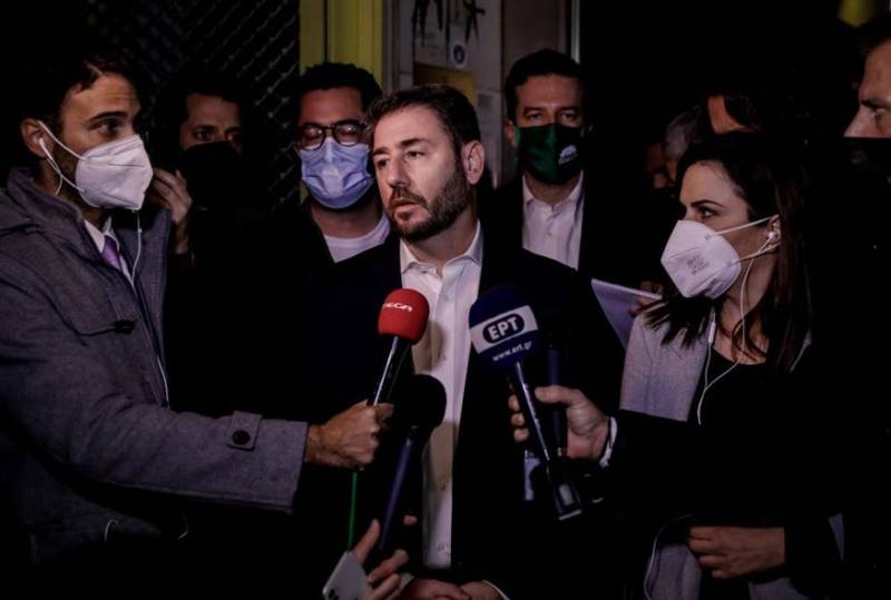 Εκλογές ΚΙΝΑΛ: Νικητές Ανδρουλάκης και συμμετοχή – Παίζει τα ρέστα του στον δεύτερο γύρο ο Παπανδρέου (βίντεο)