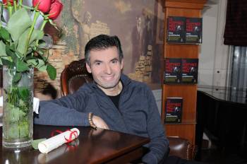 "Οι κορυφές μέσα μας" με 18 ιστορίες θετικής σκέψης του Νίκου Μιχαλόπουλου