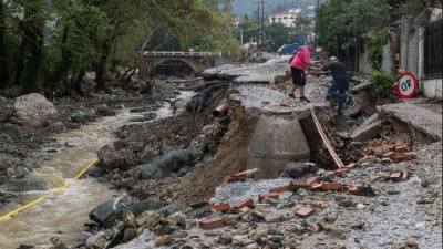 Σοβαρά προβλήματα στον Βόλο και την Εύβοια από την κακοκαιρία (βίντεο)