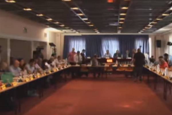 Να μπει τέλος στον πολιτικό τυχοδιωκτισμό