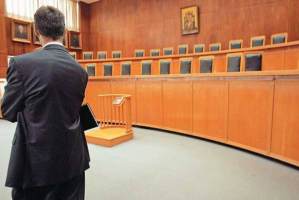Συμβολική κατάληψη των δικαστηρίων από τους δικηγόρους