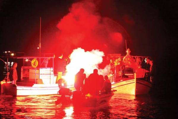 Σε καΐκι ο επιτάφιος στον Αγιο Ανδρέα