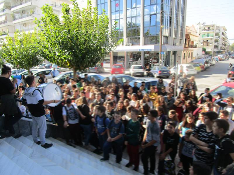 Πορεία διαμαρτυρίας μετά μουσικής από μαθητές του Μουσικού Σχολείου Καλαμάτας (βίντεο)