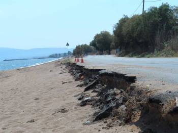 Εβαλαν κώνους στο δρόμο  που έφαγε η… θάλασσα