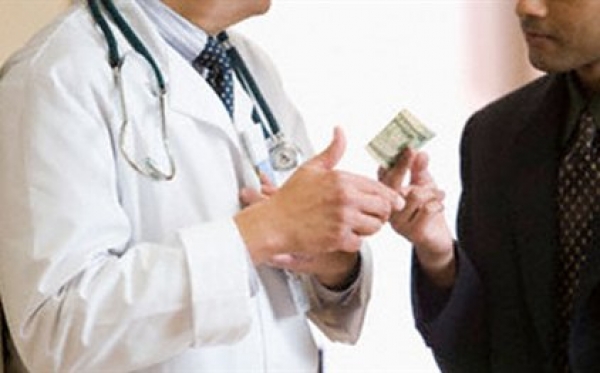 Το Παναρκαδικό για την κατηγορία δωροδοκίας γιατρού