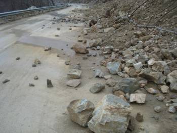 Κατολίσθηση και διακοπή κυκλοφορίας στο δρόμο Μεγαλόπολη - Λυκόσουρα