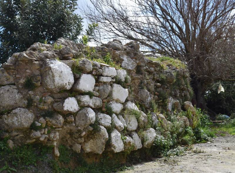 Μεσσηνία: Ένας τάφος ανακαλύφθηκε στον οικισμό των Κάτω Αμπελοκήπων (φωτογραφίες)