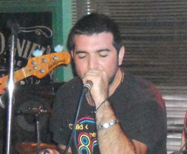 Ο Πάνος Χαραλαμπόπουλος από τους &quot;Απέραντους δρόμους&quot;: &quot;Το ροκ και γενικά η μουσική δεν γνωρίζουν γλώσσα&quot;