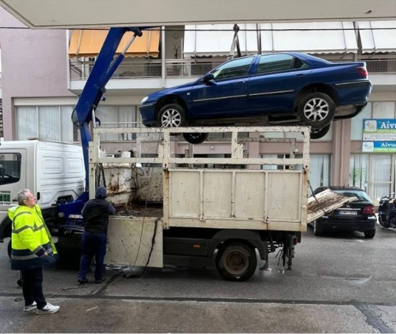 Νέο… πάρκινγκ από τα εγκαταλελειμμένα