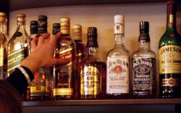 Εκλεψε μπουκάλια με ποτό από σούπερ μάρκετ