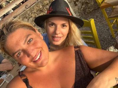 Δανάη Μπάρκα: Διακοπές στην Καλαμάτα μαζί με την Αννίτα Πάνια