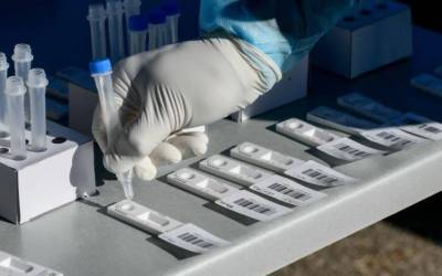 «Καλπάζει» η μετάλλαξη Όμικρον σε όλο τον πλανήτη - Φόβοι για επάρκεια διαγνωστικών τεστ και καραντίνα