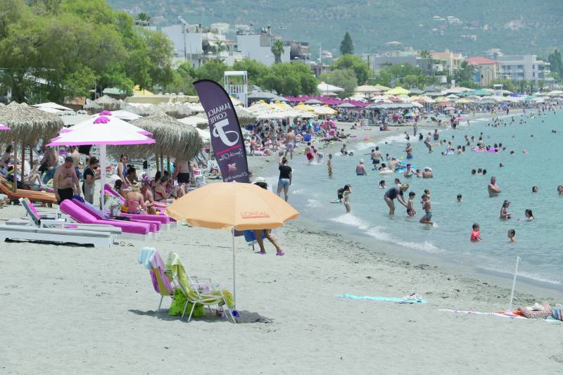 Καλαμάτα: Αναφορές για σπατάλη νερού από τις ντουζιέρες των καταστημάτων
