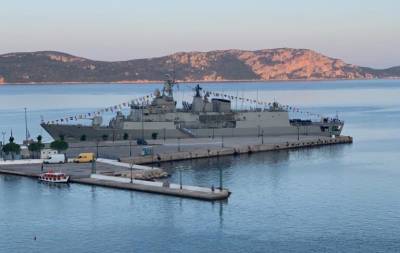 Η φρεγάτα “Λήμνος” στο λιμάνι της Πύλου για τα “Ναυαρίνεια”