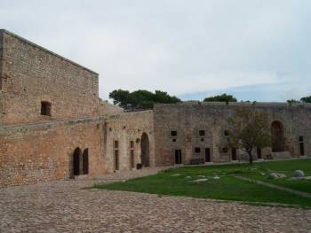 Μεταφορά εκθεμάτων στο κτήριο Μαιζώνος στην Πύλο