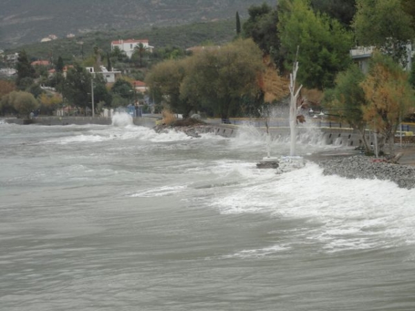 Βίντεο με κύματα από την Μικρή Μαντίνεια 