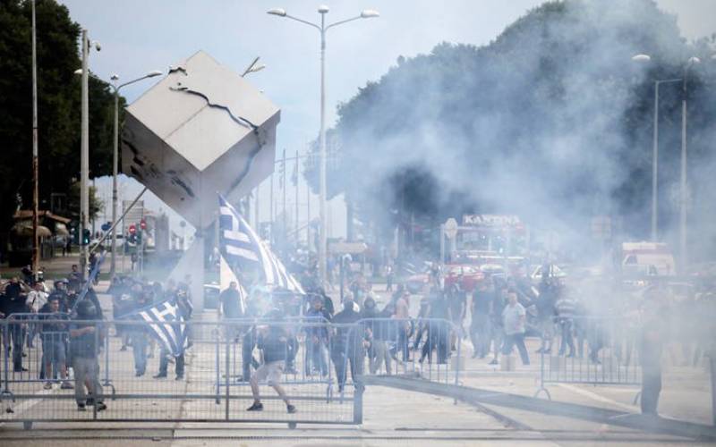Πέτρες και χημικά για την εκδήλωση του ΣΥΡΙΖΑ για το Σκοπιανό (Βίντεο)