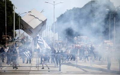 Πέτρες και χημικά για την εκδήλωση του ΣΥΡΙΖΑ για το Σκοπιανό (Βίντεο)