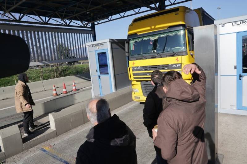 Στα δύο κόβεται η Ελλάδα με αποκλεισμούς και παρακαμπτήριων: Οι αγρότες έκλεισαν την Εθνική Αντιρρίου – Ιωαννίνων (βίντεο)