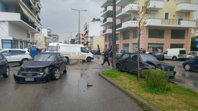 Σφοδρή σύγκρουση αυτοκινήτων με τραυματισμό οδηγού στην Καλαμάτα
