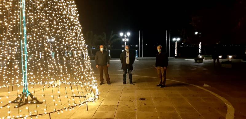 Φωταγωγήθηκε το χριστουγεννιάτικο δέντρο στην Πύλο