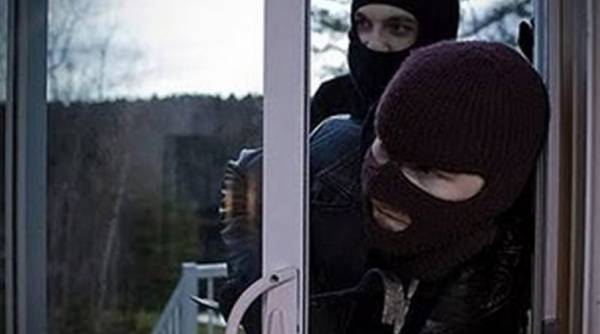 3 ληστές έδεσαν και χτύπησαν ηλικιωμένο ζευγάρι στο Κορυφάσιο 