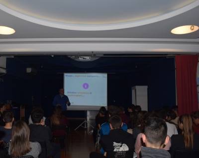 Ο Νίκος Παυλάκος στα Εκπαιδευτήρια Μπουγά