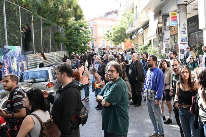Ο Δούκας κατά της κοπής δέντρων στα Εξάρχεια