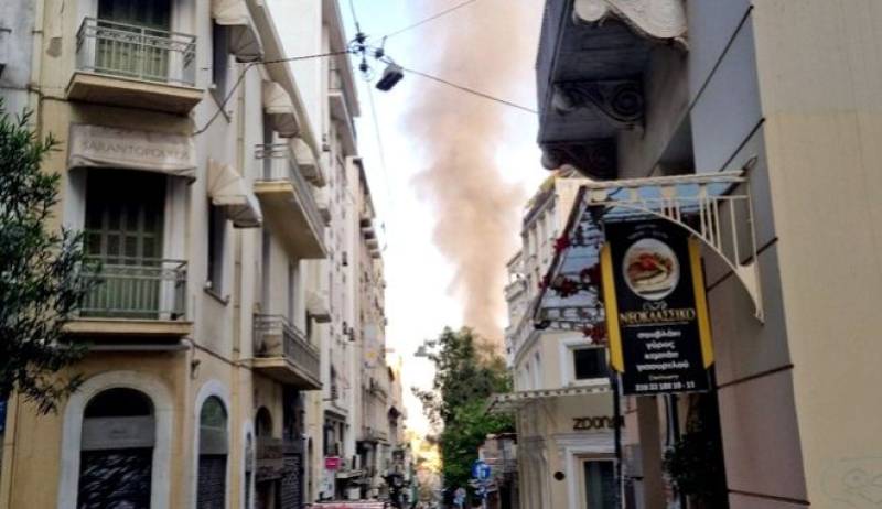 Φωτιά σε εγκαταλελειμμένο κτίριο στο κέντρο της Αθήνας (βίντεο)