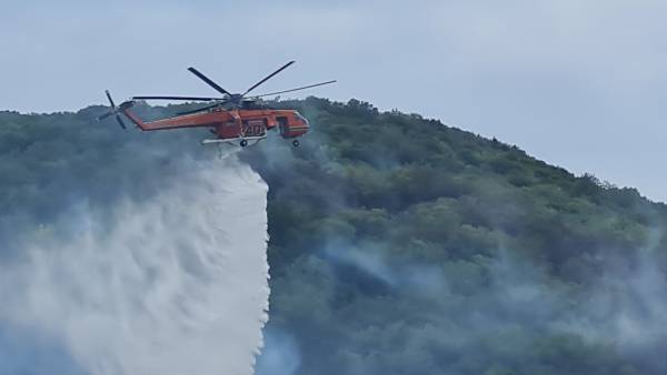 Σε εξέλιξη η πυρκαγιά στο Πανιπέρι - Καίει σε δύσβατο σημείο (Βίντεο)