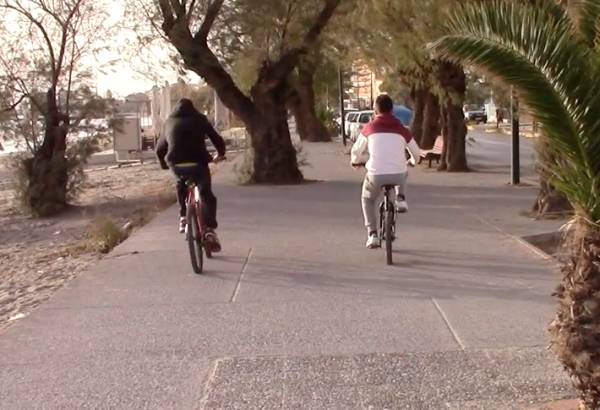 Βόλτα στην Παραλία της Καλαμάτας παρά τον δυνατό αέρα (βίντεο)