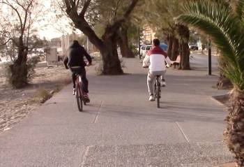 Βόλτα στην Παραλία της Καλαμάτας παρά τον δυνατό αέρα (βίντεο)