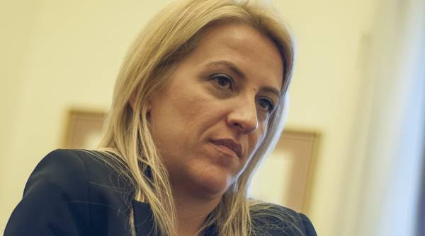 "Ξήλωσε" επίορκους υπαλλήλους της Περιφέρειας η Ρένα Δούρου