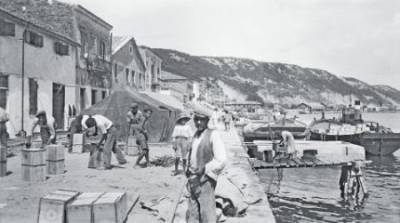 Συλλεκτική φωτογραφία από το Κατάκολο τα χρόνια που μεσουρανούσε το εμπόριο της σταφίδας