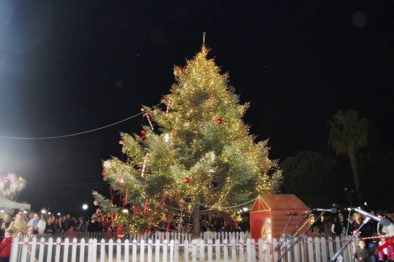Σε εορταστικό κλίμα η Μεσσήνη - Πλήθος κόσμου στη φωταγώγηση του Χριστουγεννιάτικου δέντρου (φωτο)