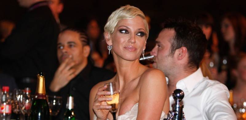 "Έφυγε" από καρκίνο στα 39 της χρόνια η τραγουδίστρια Σάρα Χάρντινγκ