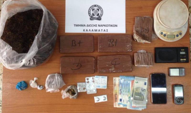 Σύλληψη από Καλαματιανούς αστυνομικούς στη Νίκαια: Εκρυβε 1,5 κιλό ηρωίνης κάτω από το πλυντήριο (βίντεο)