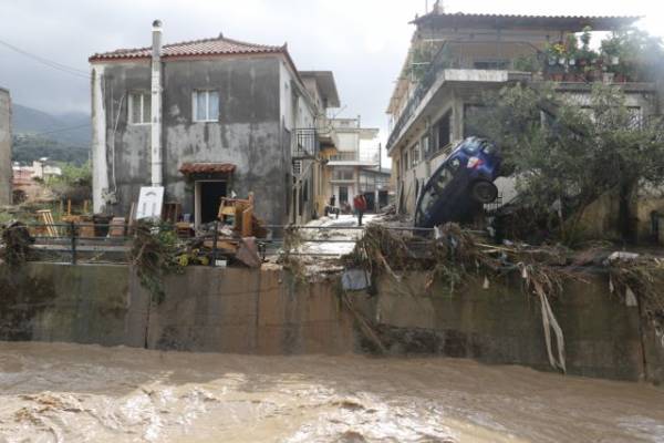 Βομβαρδισμένο τοπίο θυμίζει η Θουρία (φωτογραφίες)
