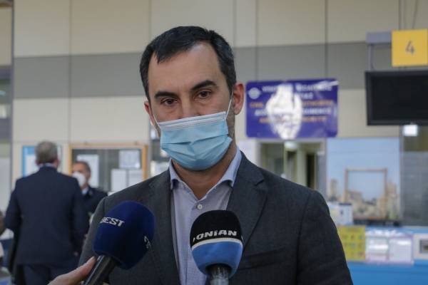 Χαρίτσης στο αεροδρόμιο Καλαμάτας: "Δεν μπορούμε να πάμε στο μέλλον με τις υποδομές του παρελθόντος” (βίντεο)