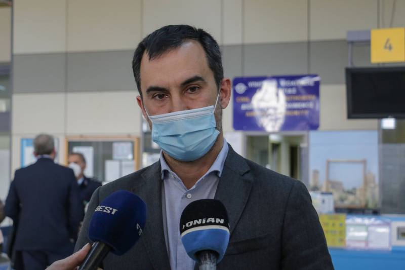 Χαρίτσης στο αεροδρόμιο Καλαμάτας: &quot;Δεν μπορούμε να πάμε στο μέλλον με τις υποδομές του παρελθόντος” (βίντεο)