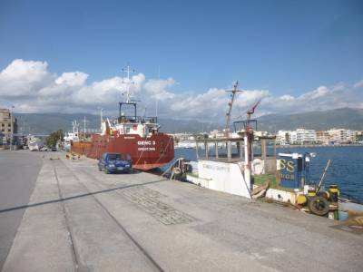 Στη δυτική πλευρά του λιμανιού το υδατοδρόμιο της Καλαμάτας