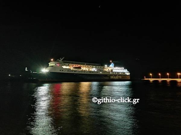 Λακωνία: Αποκολλήθηκε το &quot;Aqua Jewel&quot; που είχε προσαράξει στο λιμάνι του Γυθείου