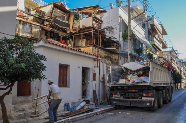 Κατεδαφίζεται η παράγκα της οδού Καίσαρη (βίντεο)