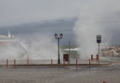 Καιρός: Σε ισχύ απαγορευτικό απόπλου - Πτώση θερμοκρασίας και θυελλώδεις άνεμοι